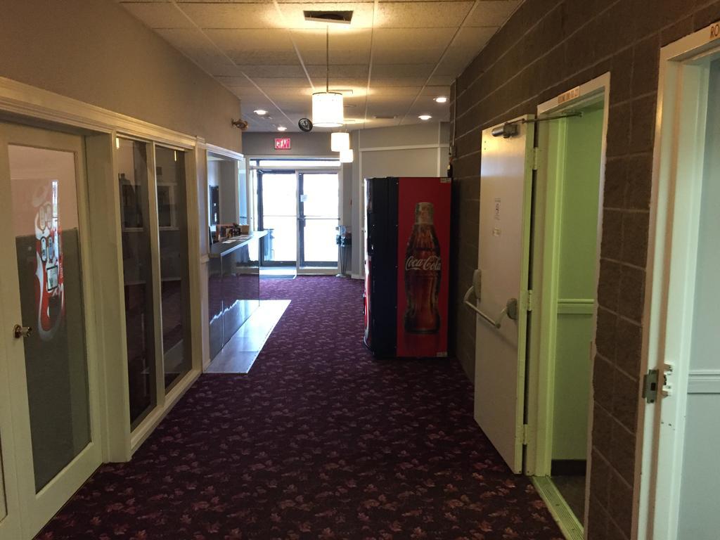 Skyvista Inn Whitecourt Exterior foto